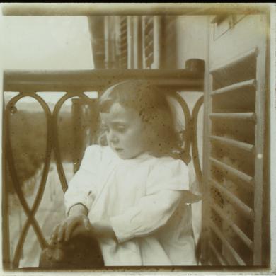 Henri Peyrot, Rico sur le balcon avec ses boucles, gelatina ai sali d'argento/ vetro, CC BY-SA