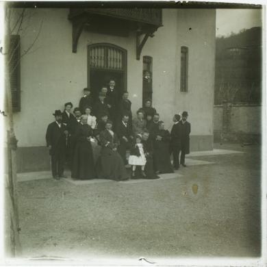 Henri Peyrot, Group famille Ribetti Decker Arthur Peyrot chez Mimi Decker, gelatina ai sali d'argento/ vetro, CC BY-SA