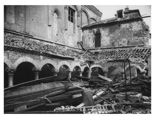 Vecchi, Giuseppe, Ferrara, Chiostrino di San Romano dopo i bombardamenti del 1943-44, gelatina bromuro d'Ag/ Vetro, CC BY-NC-ND
