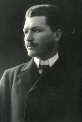 Anonimo, Mario Sansoni all'età di vent'anni, gelatina bromuro d'Ag/ carta, CC BY-NC-ND Anonimo, Mario Sansoni all'età di vent'anni, gelatina bromuro d'Ag/ carta, CC BY-NC-ND