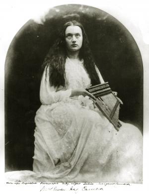 Anonimo, Cameron, Harry Ramson Center, University of Texas, Julia Margaret (riproduzione da), Giovane donna in veste di Santa Cecilia, Mostra "Santa Cecilia di Raffaello", gelatina bromuro d'Ag/ carta, CC BY-NC-ND