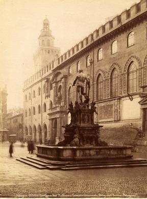 Fotografia dell'Emilia/ Pietro Poppi, Bologna, Giambologna, Fontana del Nettuno -  e Palazzo Comunale, albumina su carta, CC BY-NC-ND