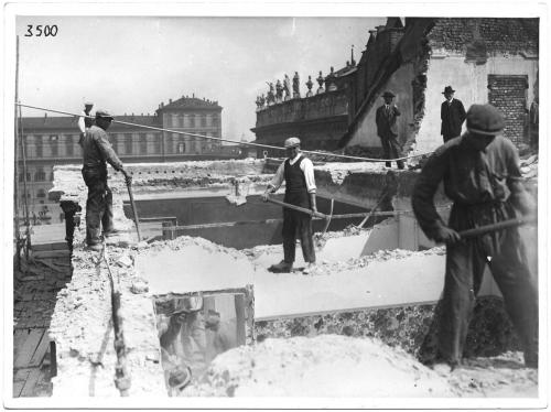 Silvio Ottolenghi, Lavori di demolizione nel primo tratto di via Roma con operai al lavoro., carta/gelatina, CC BY-SA