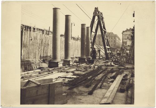 Anonimo, Posa delle colonne dei portici del primo tratto di via Roma., carta/gelatina, CC BY-SA