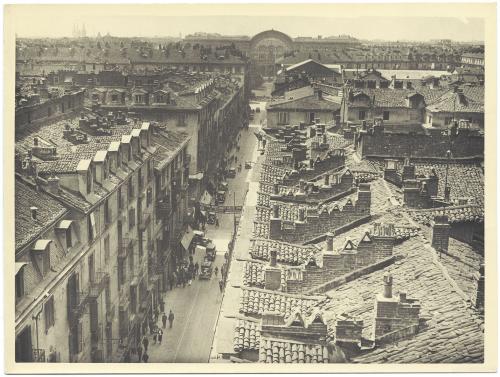 Anonimo, Veduta aerea di via Roma prima dei lavori di risanamento, sullo sfondo la stazione di Porta Nuova., carta/gelatina, CC BY-SA