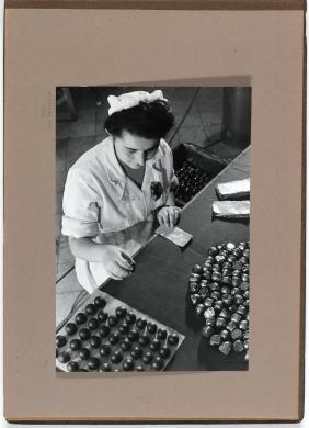 Riccardo Moncalvo, Operaia della Venchi Unica addetta all'incarto dei cioccolatini., carta/gelatina, CC BY-SA
