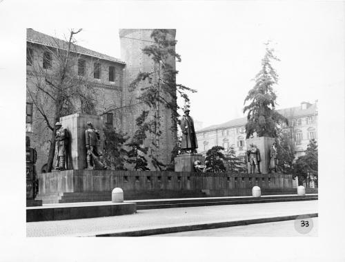 Publifoto, Monumento dedicato ad Emanuele Filiberto duca d'Aosta, collocato in piazza Castello., carta/gelatina, CC BY-SA