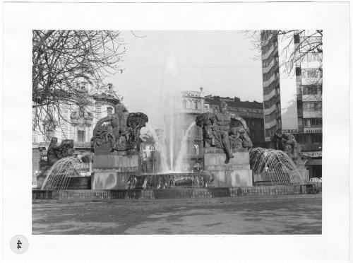 Publifoto, Veduta della fontana Angelica in piazza Solferino., carta/gelatina, CC BY-SA