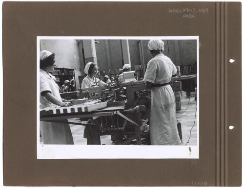 Anonimo, Reparto della Unica, in primo piano alcune operaie e macchinari., carta/gelatina, CC BY-SA