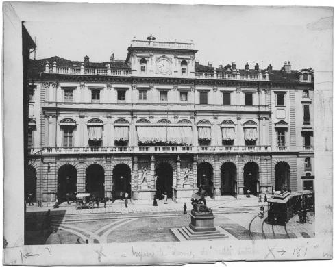 Anonimo, Veduta di Palazzo Civico, in primo piano il monumento dedicato al Conte Verde, carta/gelatina, CC BY-SA
