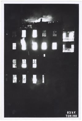 Corpo Vigili del Fuoco, Porta Palatina destra incendiata dai bombardamenti del 12-13 agosto del 1943, carta/gelatina, CC BY-SA