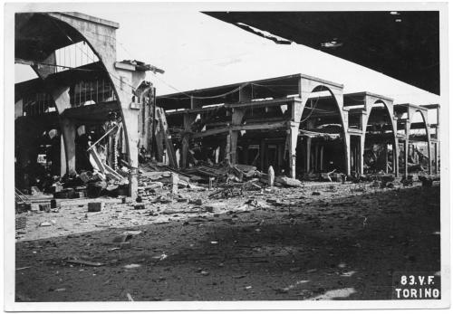Corpo Vigili del Fuoco, Ex Mercato all'Ingrosso Ortofrutticolo dopo l'incursione aerea del 29 marzo 1944, carta/gelatina, CC BY-SA
