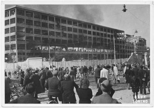 Corpo Vigili del Fuoco, Gruppo di persone osservano lo stabilimento Fiat Lingotto prima dei crolli a seguito dei bombardamenti del 29 marzo 1944, carta/gelatina, CC BY-SA