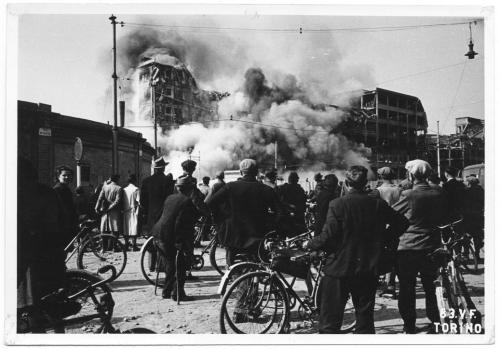 Corpo Vigili del Fuoco, Terzo crollo prima fase dello stabilimento Fiat Lingotto dopo l'incursione aerea del 29 marzo 1944, carta/gelatina, CC BY-SA