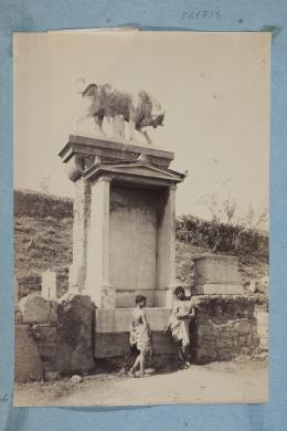 Von Plushow, Wilhem, Atene, Cimitero Keramikos, Ragazzi posano davanti al monumento funebre di Dionisio di Kollistos, Albumina su carta, CC BY-NC-ND