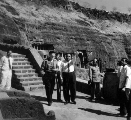Anon., Visita di Harold J. Plenderleith (primo Direttore dell’ICCROM) alle grotte di Ajanta ed Ellora durante una missione UNESCO in India, Stampa b/n, CC BY