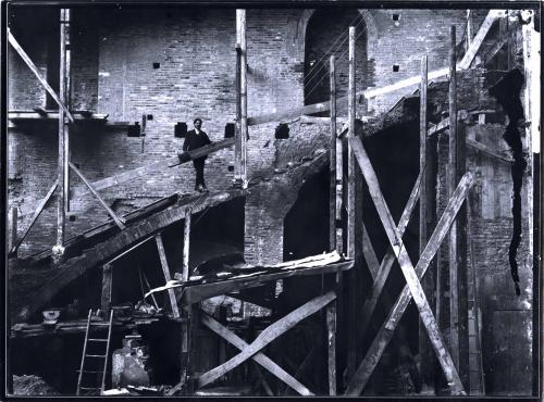Luigi e Giovanni Lanzoni, Bologna, cortile Palazzo del Podestà durante il restauro, gelatina ai sali d'Ag/ vetro, CC BY-NC-ND
