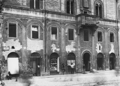 Premiata Fotografia Luigi Lanzoni & Figlio (Giovanni), Bologna, Palazzo degli Strazzaroli prima del restauro, gelatina ai sali d'Ag/ vetro, CC BY-NC-ND
