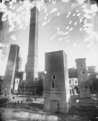 Premiata Fotografia Luigi Lanzoni & Figlio (Giovanni), Bologna, Veduta delle torri Asinelli, Garisenda, Artenisi, Riccadonna, prima degli abbattimenti, gelatina ai sali d'Ag/ vetro, CC BY-NC-ND