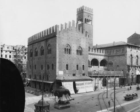 Premiata Fotografia Luigi Lanzoni & Figlio (Giovanni), Bologna, Piazza Re Enzo, Lavori di recupero della "curia potestatis", gelatina ai sali d'Ag/ vetro, CC BY-NC-ND
