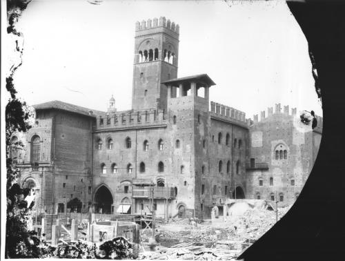 Premiata Fotografia Luigi Lanzoni & Figlio (Giovanni), Bologna, Piazza Re Enzo, demolizione delle fabbriche di via Canapa e via delle Accuse, gelatina ai sali d'Ag/ vetro, CC BY-SA