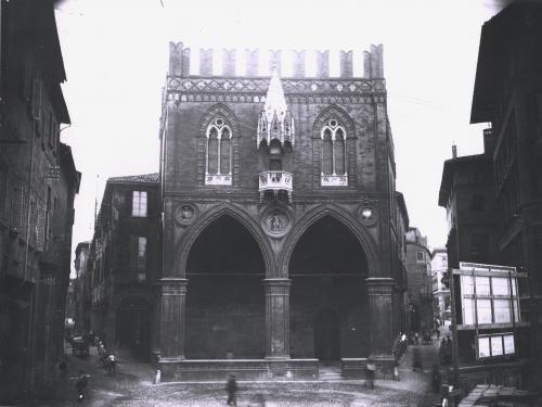Premiata Fotografia Luigi Lanzoni & Figlio (Giovanni), Bologna, Palazzo della Mercanzia, prima dei restauri, gelatina ai sali d'Ag/ vetro, CC BY-NC-ND