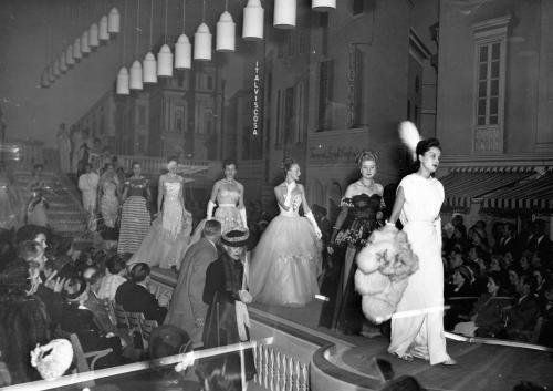 Publifoto, Sfilata di alta moda nel padiglione Italviscosa alla Fiera Campionaria di Milano, 04/1948, gelatina a sviluppo/carta, CC BY-NC-SA