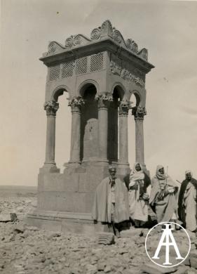 Anonimo, Ghirza (Libia), soldati del Regio Esercito italiano e truppe coloniali presidiano  un mausoleo nella necropoli settentrionale della città, gelatina, CC BY-SA
