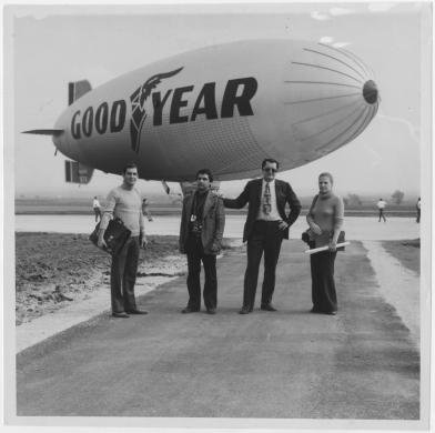 Aerofototeca Nazionale, Capena (RM). G. Alvisi e i fotografi L. Randazzo, E. Epifani e G. Calvino dell'Aerofototeca in partenza per il volo su Roma in dirigibile, Gelatina ai sali d'argento/pellicola, CC BY-SA