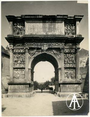 Istituto Italiano d'Arti Grafiche, Benevento, Arco di Traiano o Port'Aurea, veduta animata della fronte interna, gelatina ai sali d'argento, CC BY-SA