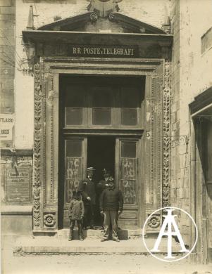 Istituto Italiano d'Arti Grafiche, Troia (FG), chiesa concattedrale della Beata Vergine Maria Assunta in Cielo, portale laterale, poi ingresso dell'Ufficio Poste e Telegrafi, gelatina ai sali d'argento, CC BY-SA