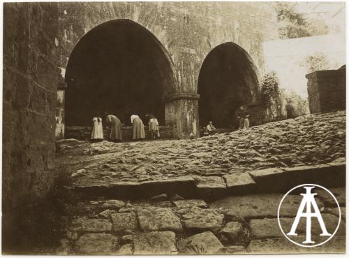 Ricci, Corrado, Volterra (PI), fonte di Docciola, veduta con lavandaie, albumina, CC BY-SA