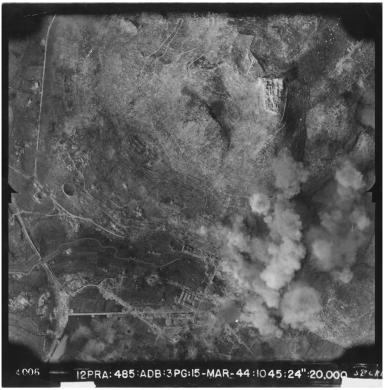 MAPRW (USAAF), Cassino (FR). Terza battaglia di Montecassino - bombardamento sulla città, Gelatina ai sali d'argento-carta, CC BY-SA
