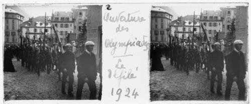 Chautemps, Guy, 2. Ouverture des Olympiades. Le défilé (Inaugurazione delle Olimpiadi. La sfilata), gelatina bromuro d'argento/ vetro, stereoscopia, positivo b/n, CC BY-SA