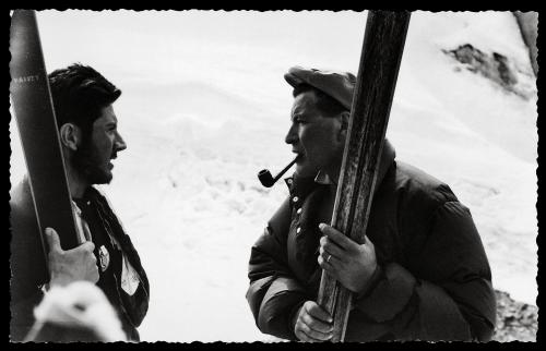 Autore non identificato, [Walter Bonatti incontra Toni Gobbi sopra Saas Fee, durante la Traversata delle Alpi], gelatina bromuro d'argento/ carta, positivo b/n, CC BY-SA