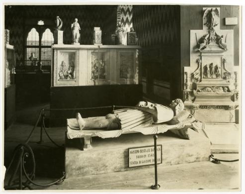 Fotografo non identificato, "Castello Sforzesco, Sala degli Scarlioni, allestimento Beltrami, Carotti, Seletti, Visconti di Modrone", inizi XX secolo, stampa alla gelatina sali d'argento, inv. AM 580, CC BY-SA