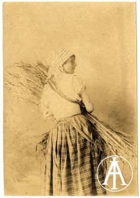 Manfredonia, R., Ritratto di giovane contadina nel costume tradizionale di Lucera (FG), albumina, CC BY-SA