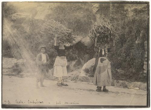 Menarini, Leopoldo, Paola (CS), ritratto di gruppo con portatrici di fascine, gelatina ai sali d'argento, CC BY-SA