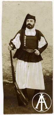 Ritratto di uomo nel costume tradizionale di Arzana (NU), gelatina ai sali d'argento, CC BY-SA