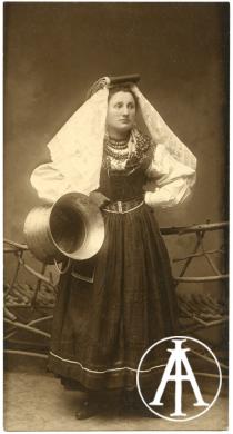 località non identificata (Abruzzo o Lazio ?),  ritratto di giovane donna in costume tradizionale con conca di rame in mano, gelatina ai sali d'argento, CC BY-SA