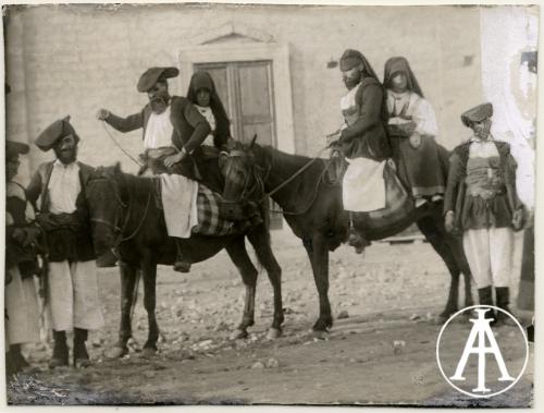 Sardegna, località non identificata, ritratto di gruppo a cavallo, gelatina ai sali d'argento, CC BY-SA