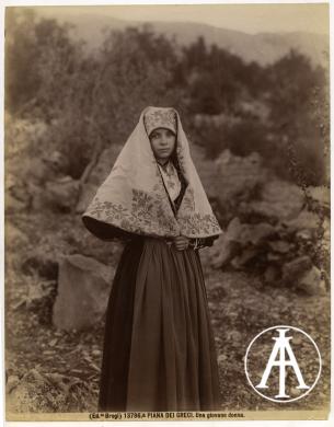 Brogi, Ritratto di giovane donna nel costume tradizionale di Piana dei Greci (PA), albumina, CC BY-SA