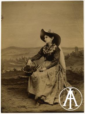 Lombardi, Paolo, Ritratto di giovane donna nel costume della campagna senese con cappello di paglia di Firenze, albumina, CC BY-SA