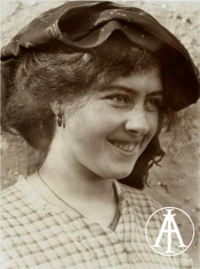 Ritratto di giovane donna nel costume di San Sepolcro (AR), gelatina ai sali d'argento, CC BY-SA