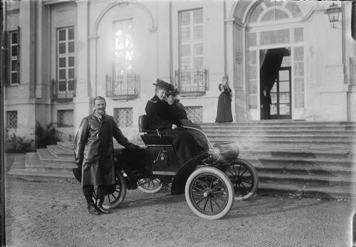 Stupinigi (Torino) - Palazzina di Caccia, la regina Margherita con una dama di corte, gelatina ai sali d'argento/ vetro, CC BY-SA