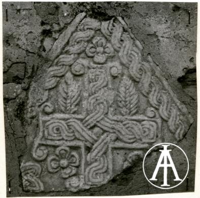 Gazzo Veronese (VR), chiesa di San Pietro in Monastero (Ceson di San Pietro in Valle), frammento di lastra marmorea murata nella facciata, proveniente dall'antico ciborio del sec. IX, gelatina ai sali d'argento, CC BY-SA