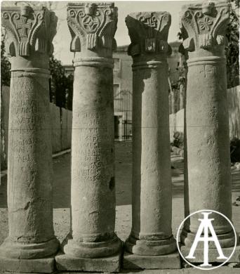 San Giorgio di Valpolicella (VR), pieve di San Giorgio, colonne del ciborio di età longobarda con iscrizione di re Liutprando, inizi sec. VIII, gelatina ai sali d'argento, CC BY-SA