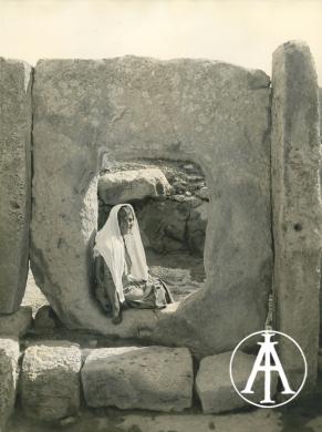 Ugolini, Luigi Maria, Malta, tempio megalitico di Hagiar Kim, ritratto di giovane donna seduta su un lastrone ortostatico, gelatina ai sali d'argento, CC BY-SA