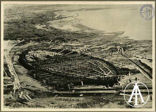 Nemi (RM), campagna di esplorazione e recupero della navi romane sul fondo del lago: i resti della seconda nave emersi dopo il prosciugamento del bacino, gelatina ai sali d'argento, CC BY-SA