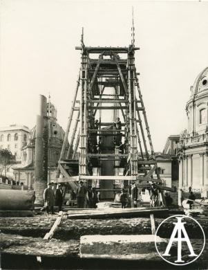Reale, Filippo, Roma, restauri al Foro di Traiano: castello per l’innalzamento delle colonne della Basilica Ulpia, gelatina ai sali d'argento, CC BY-SA